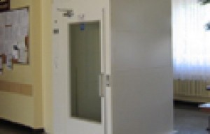 BUDOWA POCHYLNI I WINDY DLA NIEPEŁNOSPRAWNYCH W BUDYNKU URZĘDU GMINY MSTÓW