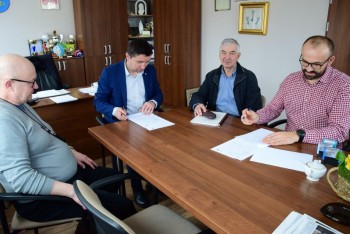 Podpisana umowa na wykonanie kanalizacji w Latosówce