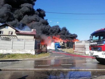 Pożar zakładu przetwórstwa tworzyw sztucznych w Mokrzeszy