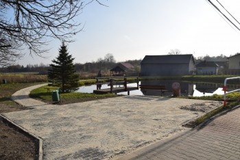 Chodnik przy zbiorniku wodnym w Mokrzeszy