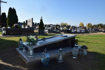 Grób wojenny 8 osób, rozstrzelanych we wrześniu 1939 r.