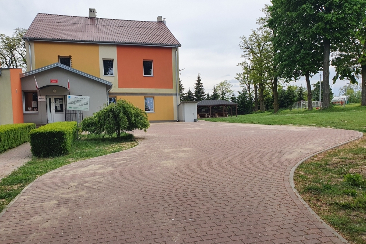 Utwardzenie wjazdu do Szkoły Podstawowej w Mokrzeszy
