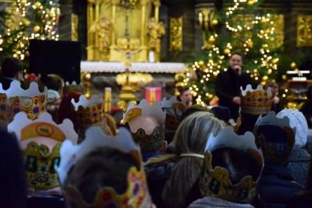 „KOLĘDA PŁYNIE Z WYSOKOŚCI” – KOLĘDOWANIE ANTKA SMYKIEWICZA