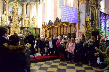 „KOLĘDA PŁYNIE Z WYSOKOŚCI” – KOLĘDOWANIE ANTKA SMYKIEWICZA