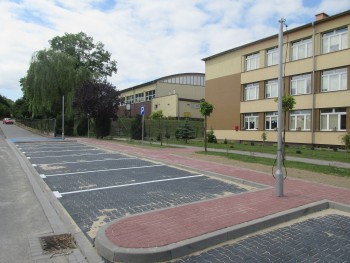 Budowa parkingu przy Zespole Szkół w Mstowie  - prace trwają