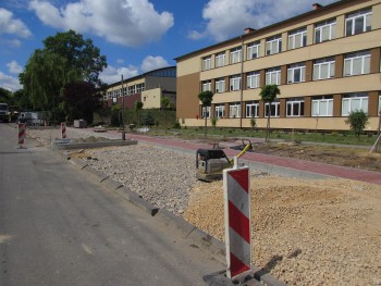 Budowa parkingu przy Zespole Szkół w Mstowie  - prace trwają