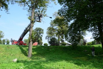 Balansująca rzeźba zawisła we Mstowie