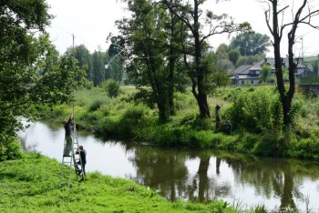 Balansująca rzeźba zawisła we Mstowie