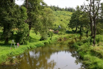 Balansująca rzeźba zawisła we Mstowie