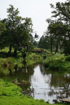 Balansująca rzeźba zawisła we Mstowie