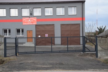 Brama wjazdowa przy remizie OSP w Małusach Wielkich