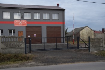 Brama wjazdowa przy remizie OSP w Małusach Wielkich