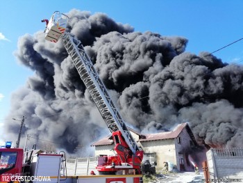 Pożar zakładu przetwórstwa odpadów w Mokrzeszy 23.03.2020 