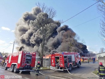 Pożar zakładu przetwórstwa odpadów w Mokrzeszy 23.03.2020