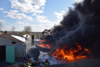 Pożar zakładu przetwórstwa odpadów w Mokrzeszy 23.03.2020 