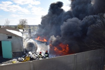 Pożar zakładu przetwórstwa odpadów w Mokrzeszy 23.03.2020 