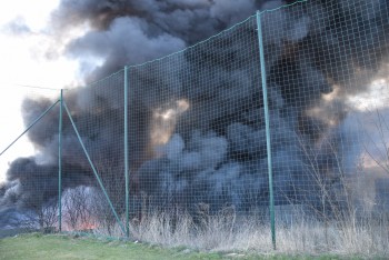 Pożar zakładu przetwórstwa odpadów w Mokrzeszy 23.03.2020 