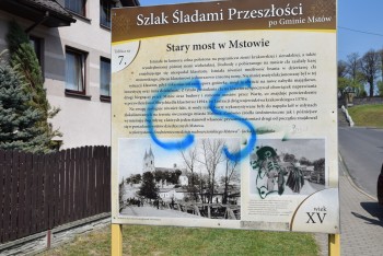 Zniszczone tablice "Śladami przeszłości po Gminie Mstów"