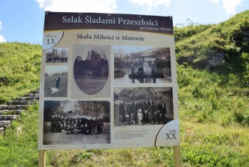 Zniszczone tablice "Śladami przeszłości po Gminie Mstów"