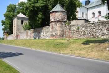 Umowa na prace konserwatorsko-remontowe muru klasztornego