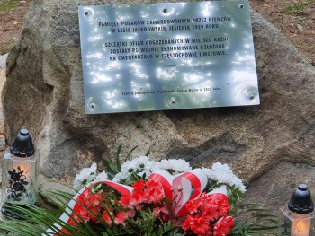 Odsłonięcie pamiątkowej tablicy w lesie jaskrowskim 26.09.2022