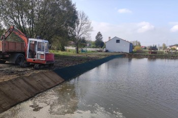 Oczyszczenie zbiornika wodnego w Kobyłczycach -