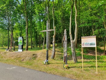 Pamiątkowy pylon na cmentarzu cholerycznym w Wancerzowie