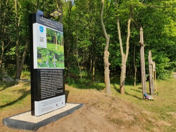 Pamiątkowy pylon na cmentarzu cholerycznym w Wancerzowie