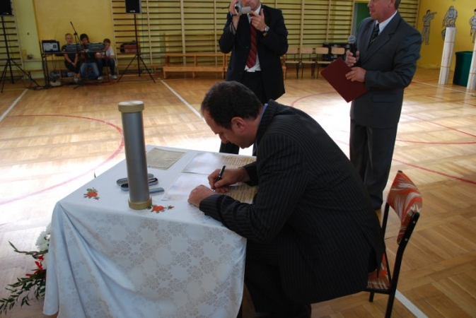 BUDOWA HALI SPORTOWEJ PRZY GIMNAZJUM W MSTOWIE