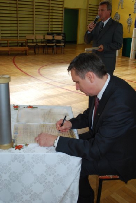 BUDOWA HALI SPORTOWEJ PRZY GIMNAZJUM W MSTOWIE