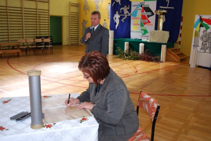 BUDOWA HALI SPORTOWEJ PRZY GIMNAZJUM W MSTOWIE