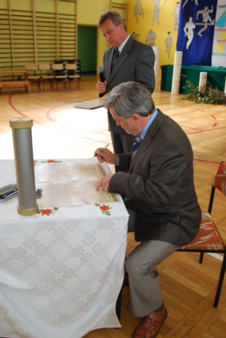 BUDOWA HALI SPORTOWEJ PRZY GIMNAZJUM W MSTOWIE