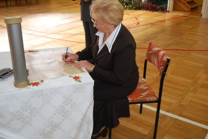 BUDOWA HALI SPORTOWEJ PRZY GIMNAZJUM W MSTOWIE