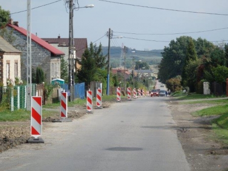 ULICE W JASKROWIE MAJĄ NOWĄ NAWIERZCHNIĘ A W SIEDLCU POCZĄTEK PRAC