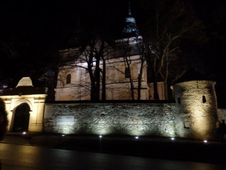 MSTOWSKI KLASZTOR PODŚWIETLANY NOCĄ