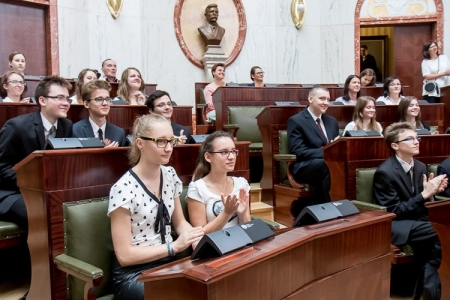 MARSZAŁEK WOJEWÓDZTWA CZĘSTUJE UCZNIÓW  MSTOWSKIMI JABŁKAMI