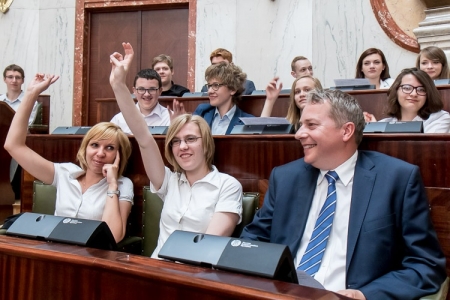 MARSZAŁEK WOJEWÓDZTWA CZĘSTUJE UCZNIÓW  MSTOWSKIMI JABŁKAMI