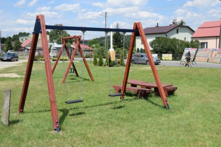 ZAKUP HUŚTAWEK NA PLAC ZABAW PRZY UL.WOLNOŚCI W MSTOWIE