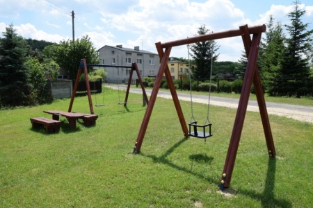 ZAKUP HUŚTAWEK NA PLAC ZABAW PRZY UL.WOLNOŚCI W MSTOWIE