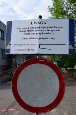 POWSTAJE PARKING PRZY URZĘDZIE GMINY W MSTOWIE