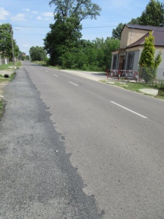 UTWARDZENIE POBOCZA PRZY DRODZE POWIATOWEJ W KOBYŁCZYCACH